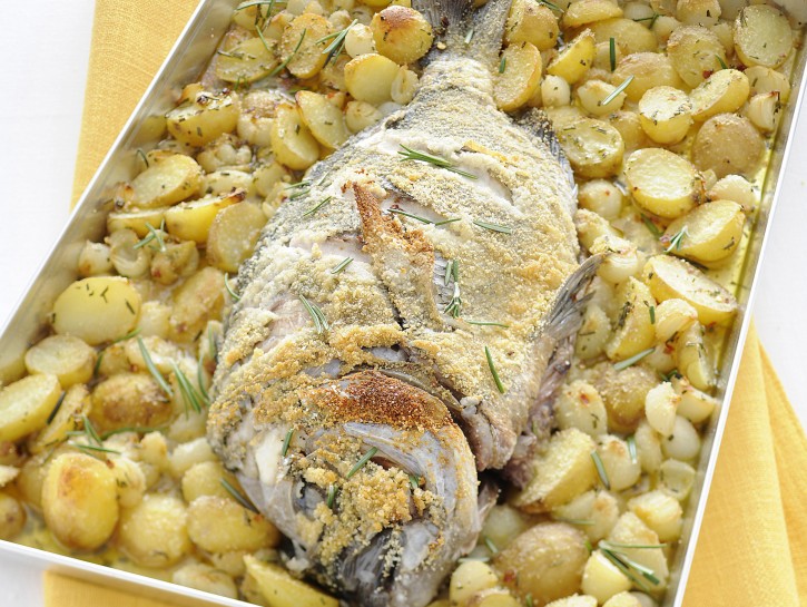 Sarago con patate e cipolline