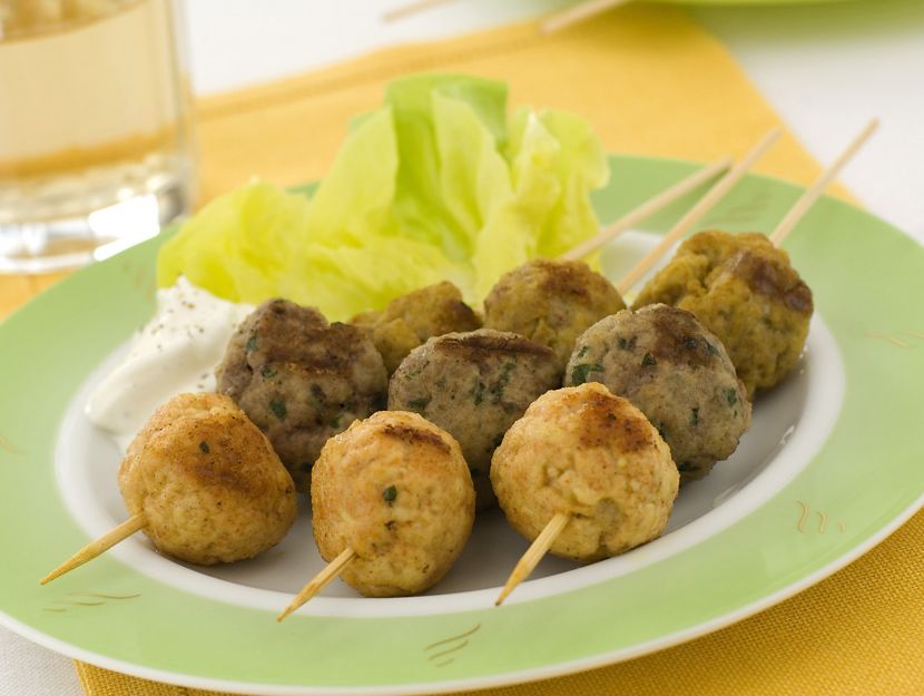 spiedini-di-polpette-con-salsa-di-yogurt preparazione