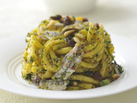 Timballo di pasta con finocchietti, alici e pistacchi di bronte