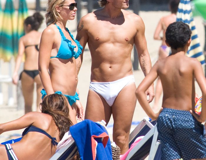 Totti bello al bagno con Ilary a Sabaudia