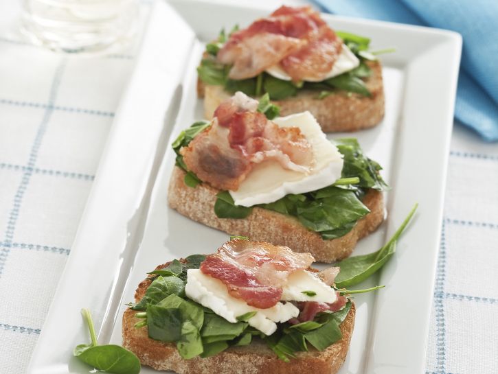 bruschettine-con-brie-e-spinacini-crudi preparazione