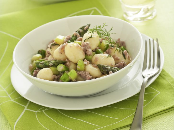 gnocchi-con-asparagi-e-salsiccia preparazione