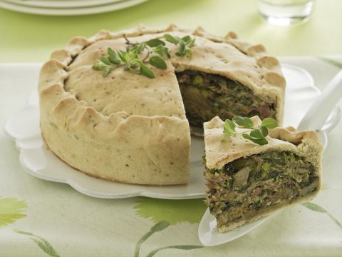 Torta di carciofi, biete, mortadella e pistacchi