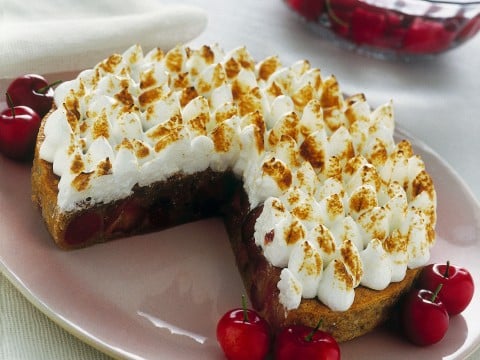 Torta meringata con le ciliegie