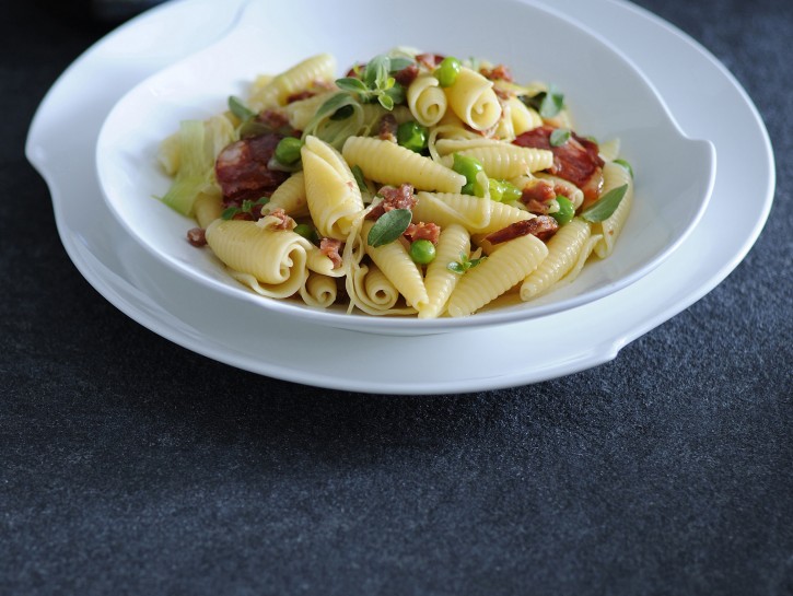 Castellane con piselli e salame piccante