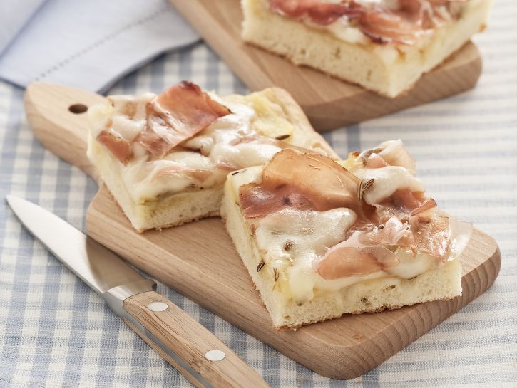 focaccia-con-speck-patate-e-asiago preparazione