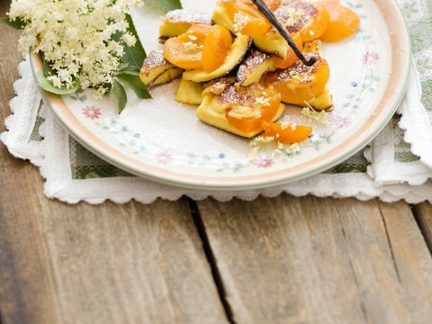 Schmarren caramellato con albicocche e sambuco