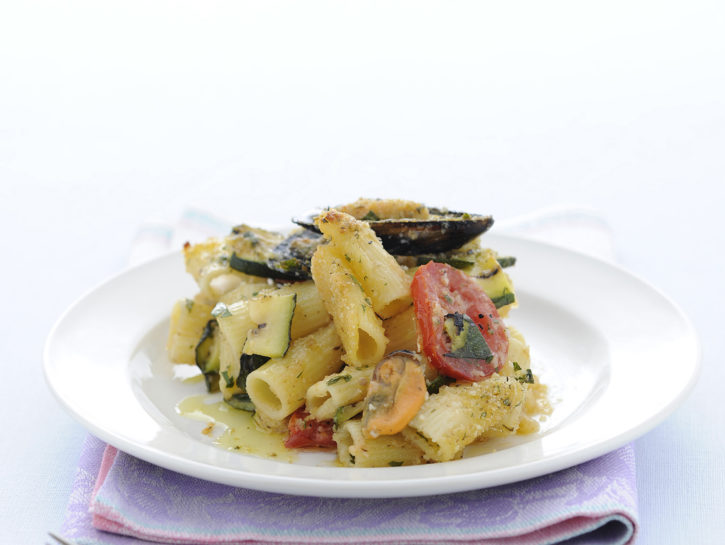 Mezzi rigatoni con cozze pomodori e zucchine