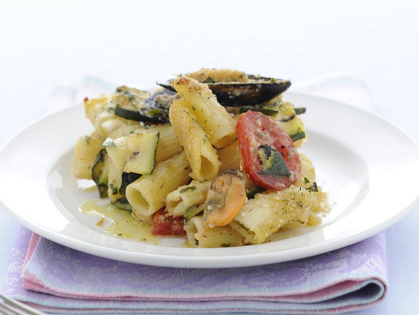 mezzi-rigatoni-con-cozze-pomodori-e-zucchine