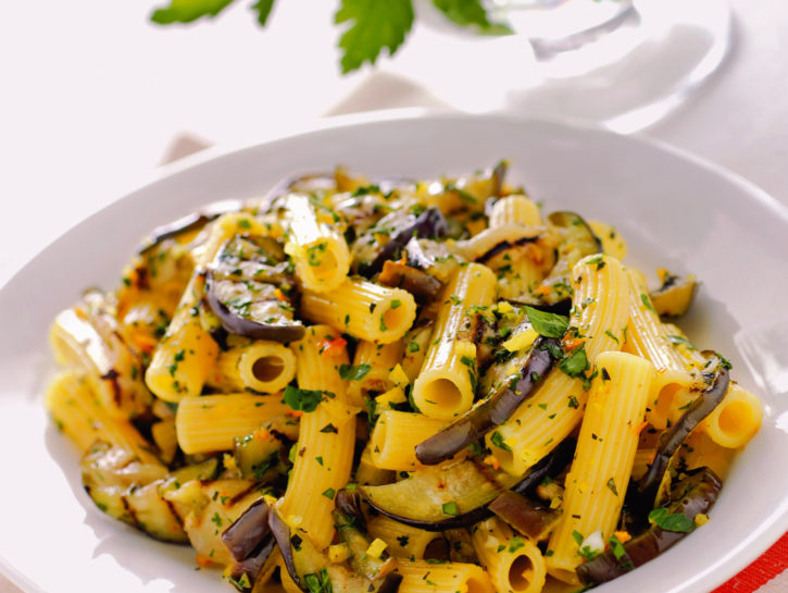Pasta con pesto e melanzane