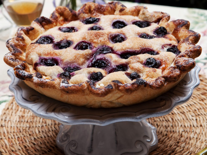 Pie di mirtilli e mele alla cannella