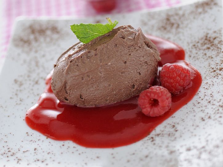 quenelle-al-cioccolato-con-lamponi immagine