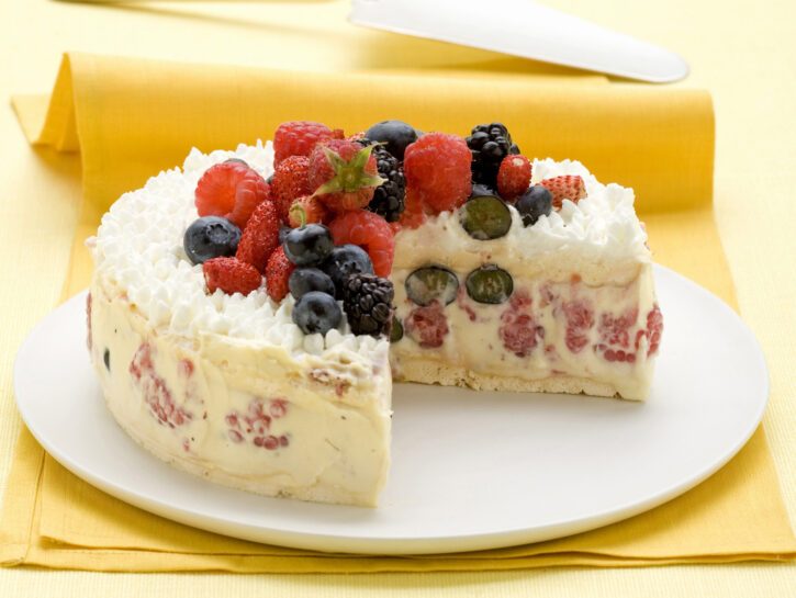 Torta meringata con i frutti di bosco