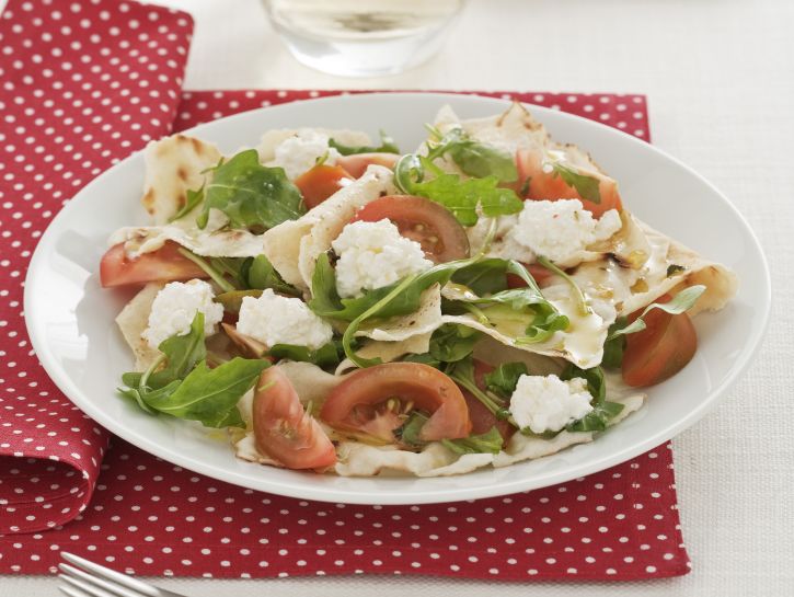 Insalata con ricotta e pane carasau