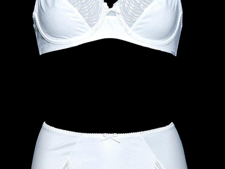 Bianco candico ma non troppo per l'intimo Triumph