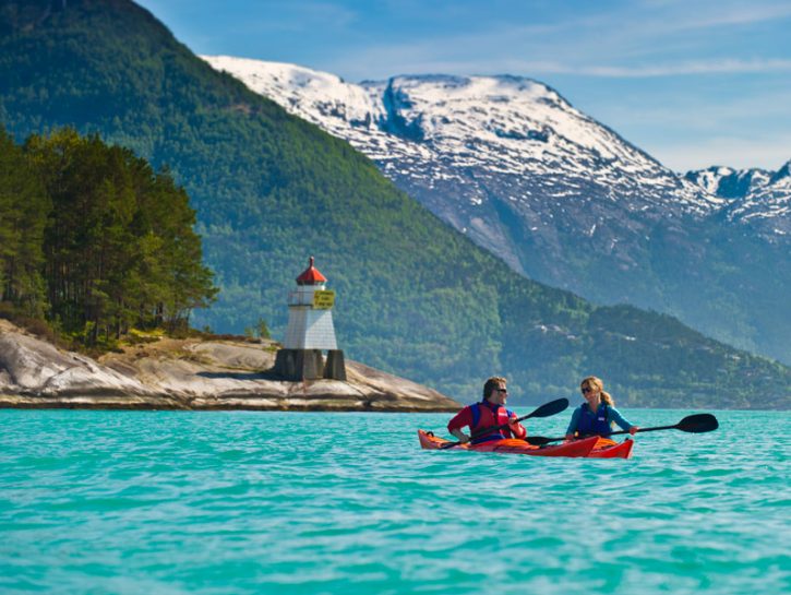 In canoa sull'Hardangerfjord, Norvegia