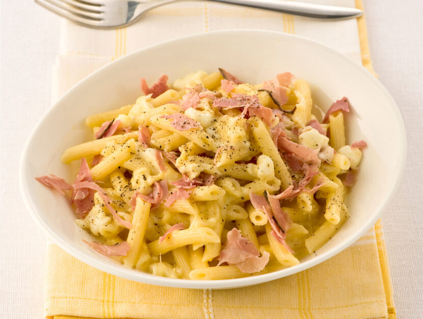 Pasta alla carbonara bianca con prosciutto arrosto