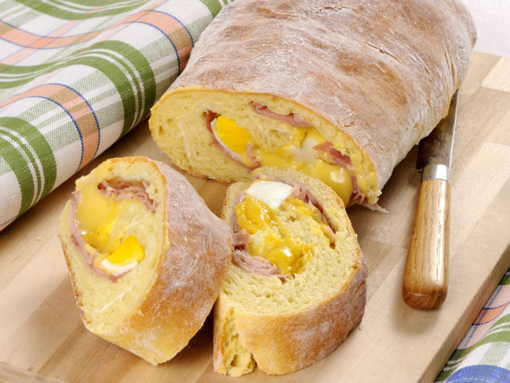 Calzone arrotolato di prosciutto e formaggio