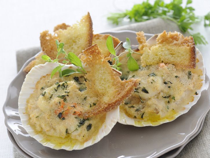 Capesante alla crema di branzino con crostini dorati