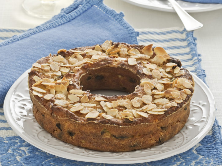 Ciambella con uvetta e mandorle