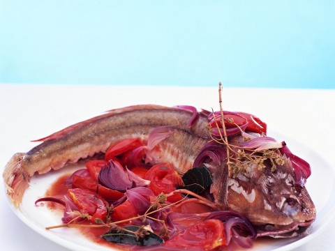 Gallinella all'acqua pazza con cipolle