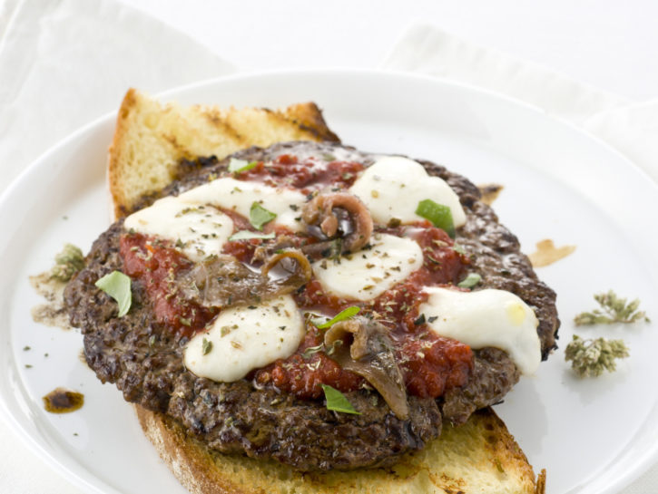 Hamburger pizzato con acciughe