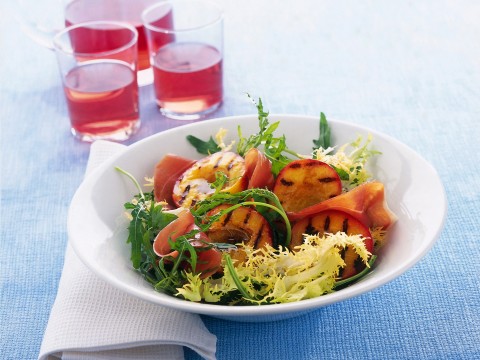 Insalata di pesche e prosciutto crudo