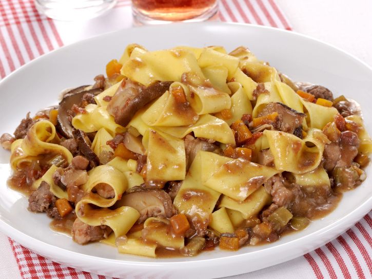 Pappardelle con ragù di carni e noci