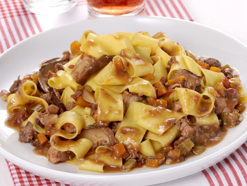 pappardelle-con-ragu-di-carni-e-noci