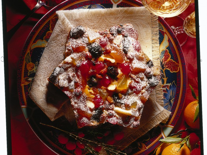 Torta di frutta secca e candita a stella natalizia