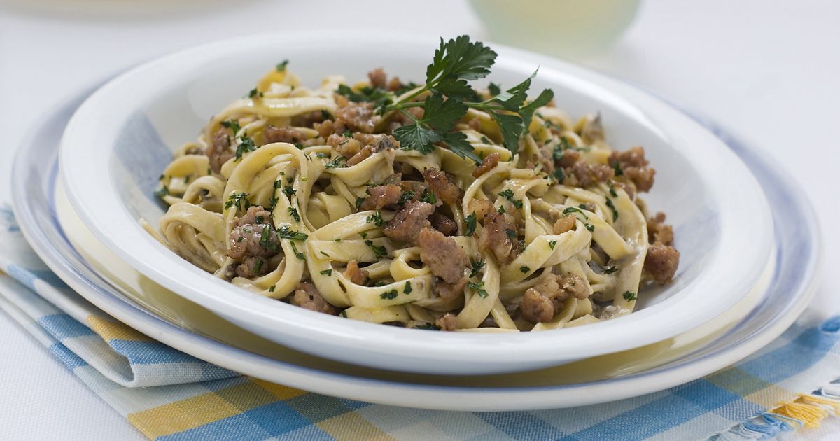 Ricetta Tagliatelle ai funghi e salsiccia Donna Moderna