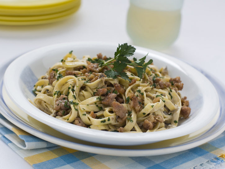 Tagliatelle ai funghi e salsiccia