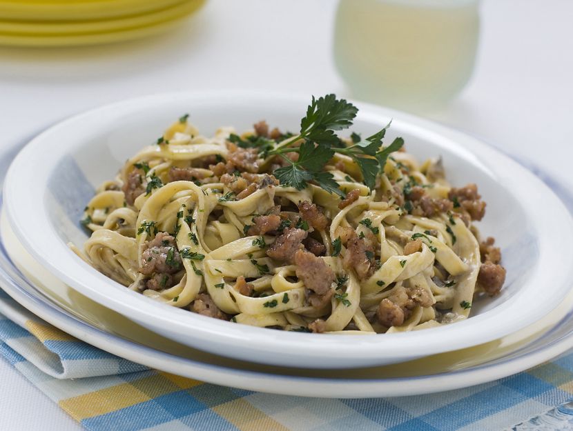 tagliatelle-ai-funghi-e-salsiccia preparazione