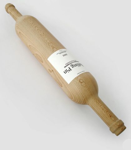 Non si stappa ma si prende per il collo il divertente mattarello a forma di bottiglia di Bordeaux (A
