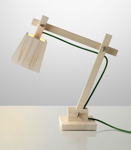 Accendi la natura però ricordati anche di spegnerla (Wood lamp di Muuto, cm 16x16x50h, in vendita s