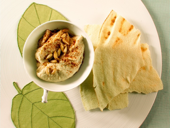 Hummus alla paprika con pinoli
