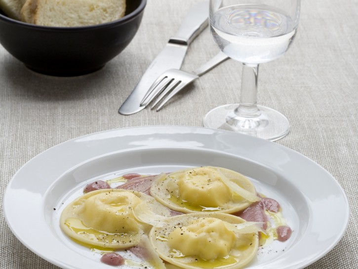 Ravioloni di caprino con salsa di pere