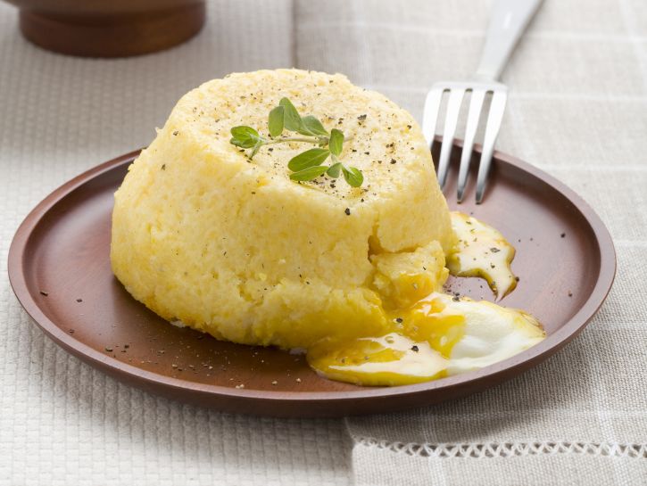 sformatini-di-polenta-con-uova-e-taleggio preparazione