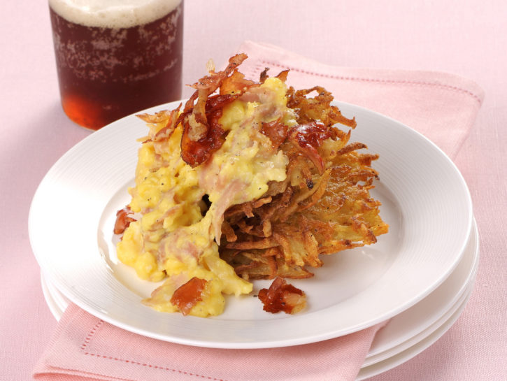Uova strapazzate allo speck su rosti di patate