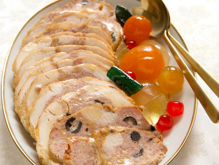 Arrosto di cappone ripieno disossato