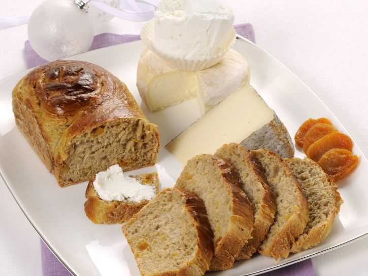 Pane con albicocche e noci
