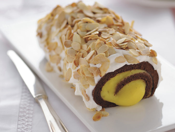 Rotolo con crema al latte di mandorle