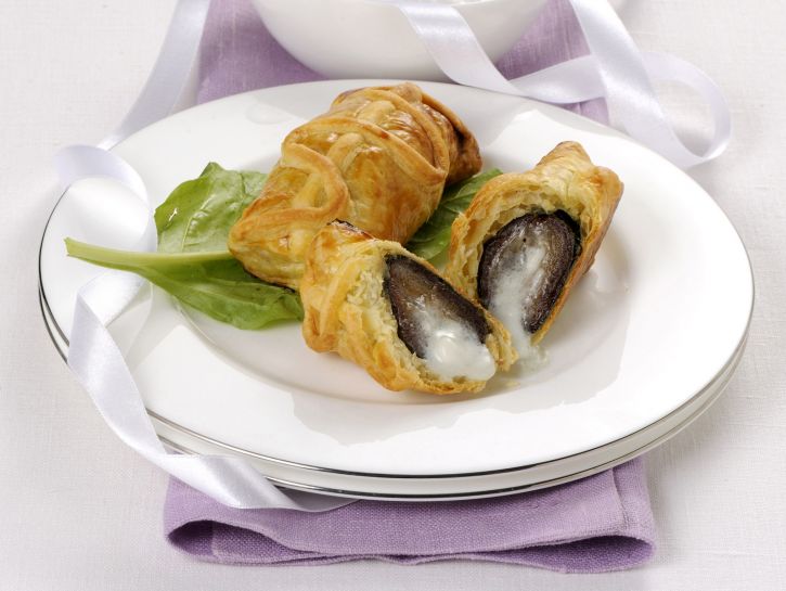 Sfogliatine con datteri e roquefort