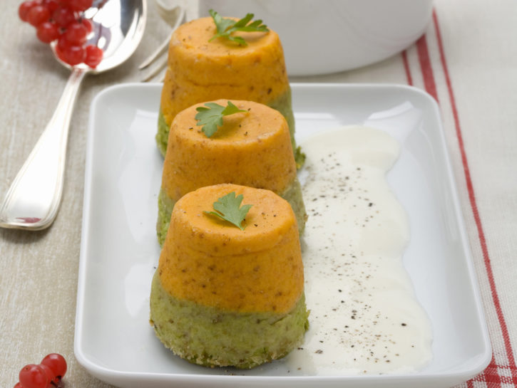 Sformatini bicolori su crema delicata