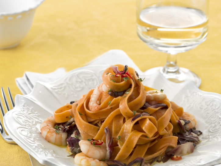 Tagliatelle rosse con radicchio e gamberi