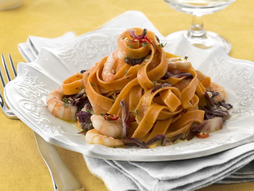 tagliatelle-rosse-con-radicchio-e-gamberi