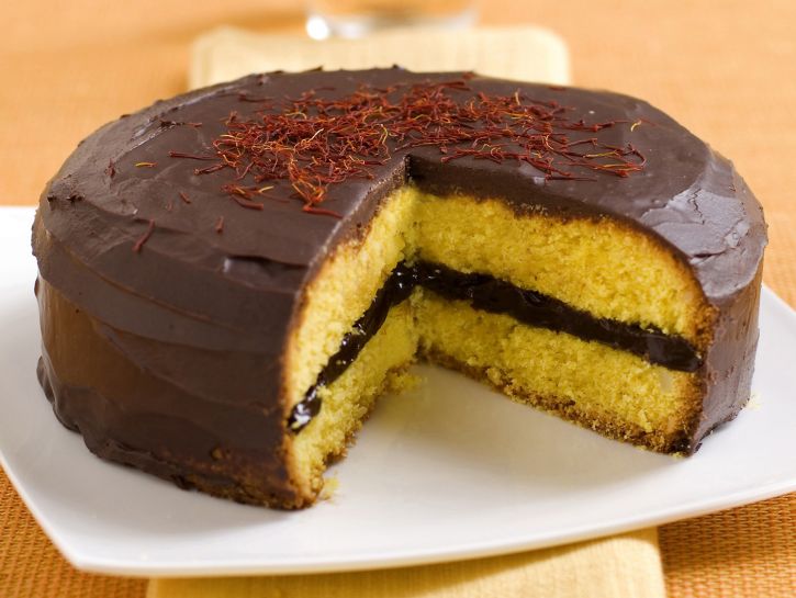 Torta allo zafferano, mandorle e cioccolato