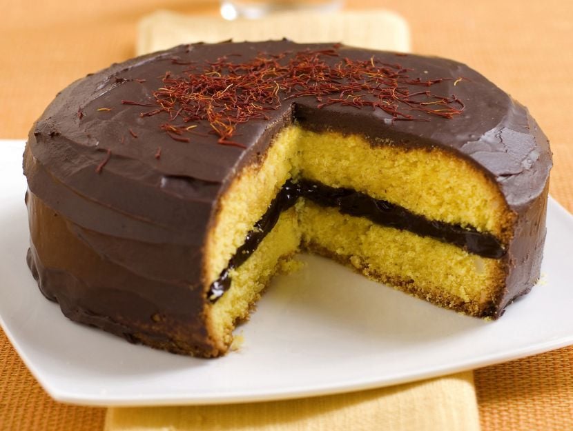 torta-allo-zafferano-mandorle-e-cioccolato