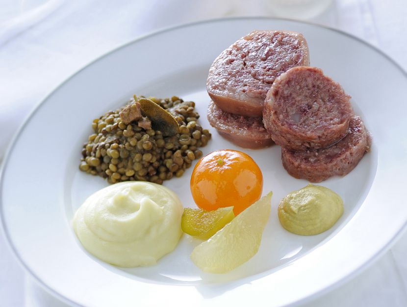 cotechino-con-lenticchie-pure-di-patate-e-mostarda