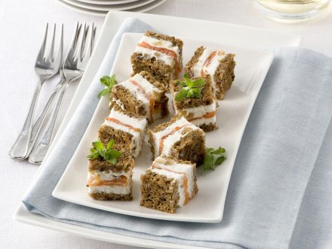 Cubetti di pane con crema di ricotta e fichi secchi